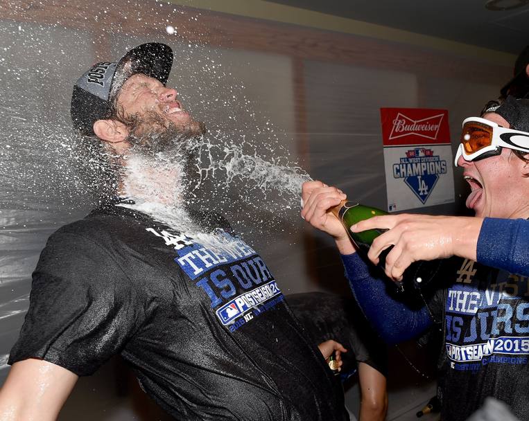 Clayton Kershaw dei Los Angeles Dodgers inondato da champagne dopo la vittoria della sua squadro contro i San Francisco Giants per 8-0. San Francisco, California. (Afp)